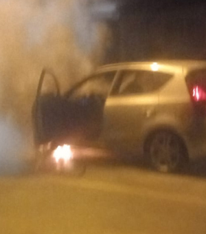 Carro pega fogo dentro de condomínio e assusta moradores, em Maceió