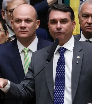 Flávio Bolsonaro desafia esquerda e cobra CPMI do Banco Master no Congresso