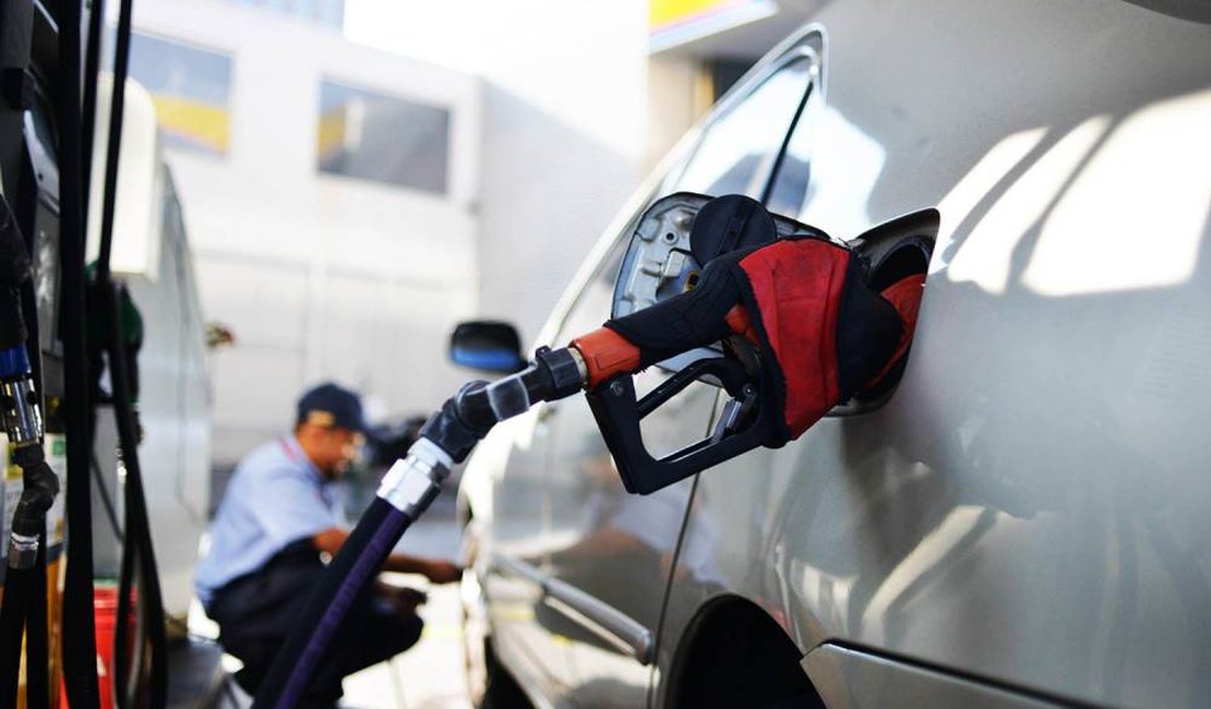 Petrobras anuncia nova alta e gasolina sobe mais de 10% no mês