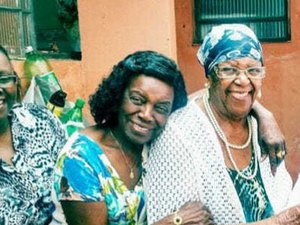 Filho adotivo é suspeito de matar a mãe e mais duas mulheres da família após deixar a prisão 