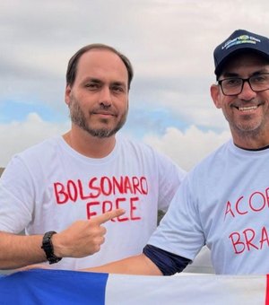 Em ato, Carlos Bolsonaro destaca lealdade de Leonardo Dias: 'precisamos de gente como você'