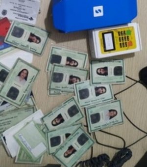 Polícia apreende 27 RGs após mulher apresentar documento falsificado, em Maceió