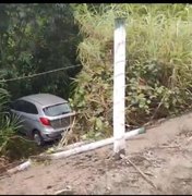 Carro cai em ribanceira às margens da AL-105, em São Luís do Quitunde