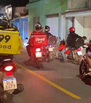 Protesto é realizado em frente a casa de uma cliente que tratou mal motoboy em Arapiraca