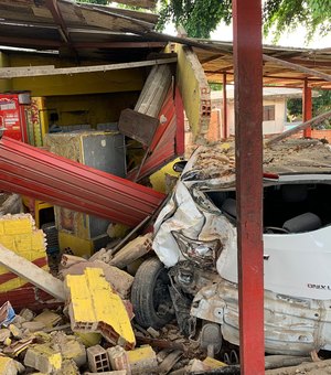 Após motorista perder o controle, carro invade bar na Serraria
