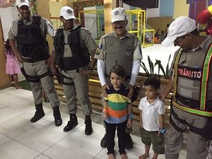 Policiais do BPTran participam de festa temática de menino que sonha em ser PM