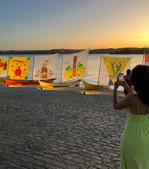Artes nas velas de barcos são atração às margens do Velho Chico, em Penedo