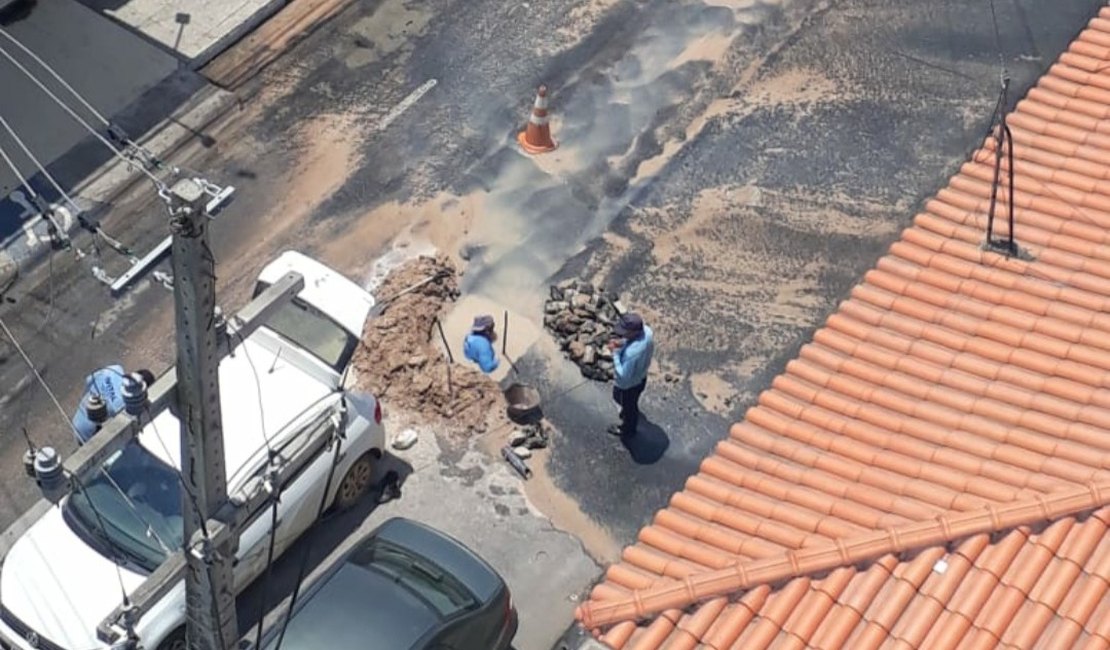 Após matéria do 7Segundos, Casal conserta vazamento no bairro Alto do Cruzeiro