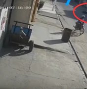 Vídeo flagra momento em que motocicleta colide contra carro em Palmeira dos Índios