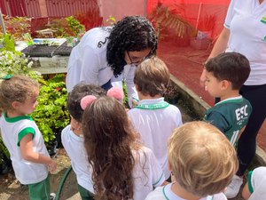 Crianças têm experiência sensorial em visita a Projeto de Extensão do Curso de Biologia da Uneal Arapiraca