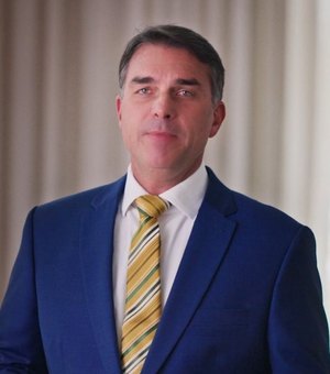 Flávio Bolsonaro diz que Lula 'dividiu seu poder' com Moraes em programa eleitoral