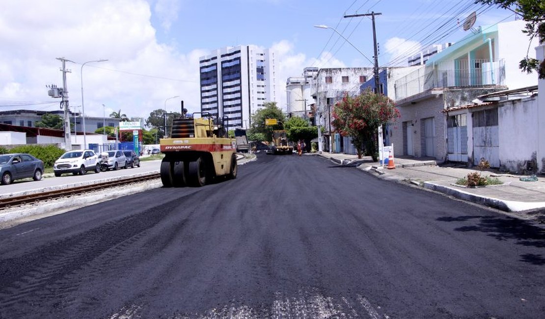 Avenida Walter Ananias começa a ser recapeada