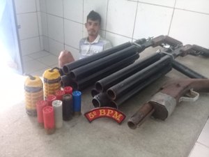Jovem é preso com três armas de fogo e duas granadas dentro de carrinho de mão