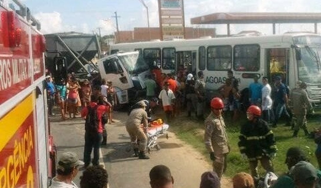 Acidente entre carreta e ônibus deixa dez pessoas feridas