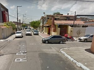 Idosa de 61 anos fica ferida em colisão entre carro e moto