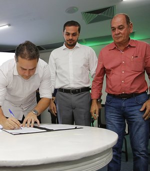 Renan assina convênio de apoio aos catadores de materiais recicláveis de Arapiraca