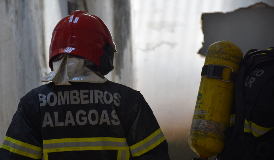 Estabelecimento comercial pega fogo no Centro de Maceió e bombeiros controlam chamas