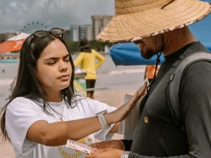 Campanha alerta trabalhadores da Orla de Maceió sobre os riscos do sol nos lábios