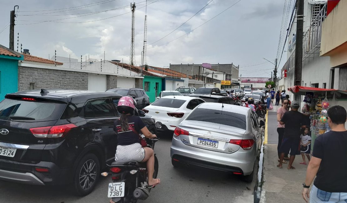 [Vídeo] Trânsito congestionado atrapalha a vida de motoristas e pais de alunos na Rua Odilon Auto em Arapiraca
