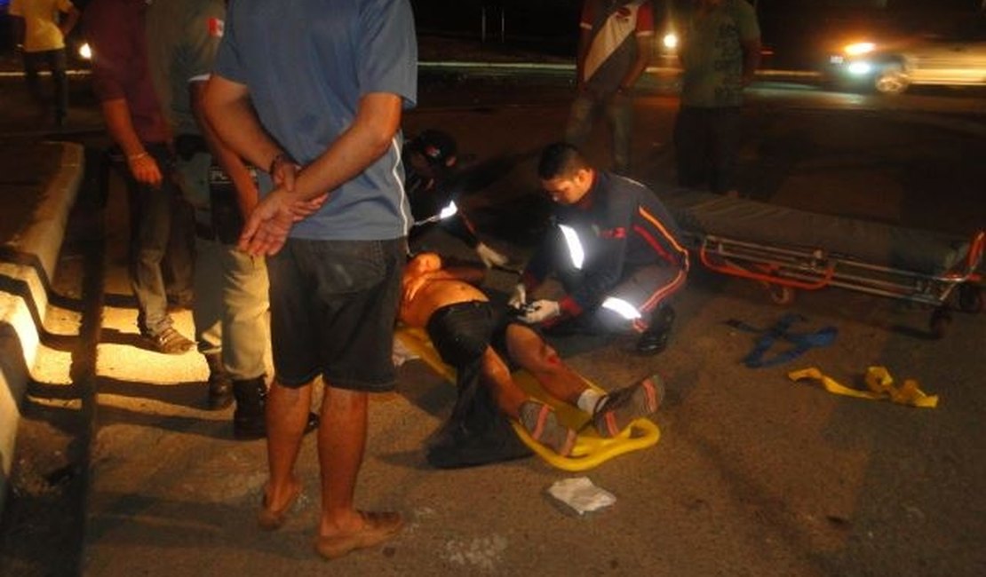 Motociclista invade barreira de proteção do posto da Polícia Rodoviária