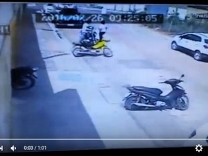 Momento em que policial atira no carro de empresário