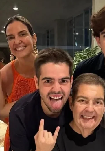 Faustão comemora o Natal e sorri em clique raro com o filho