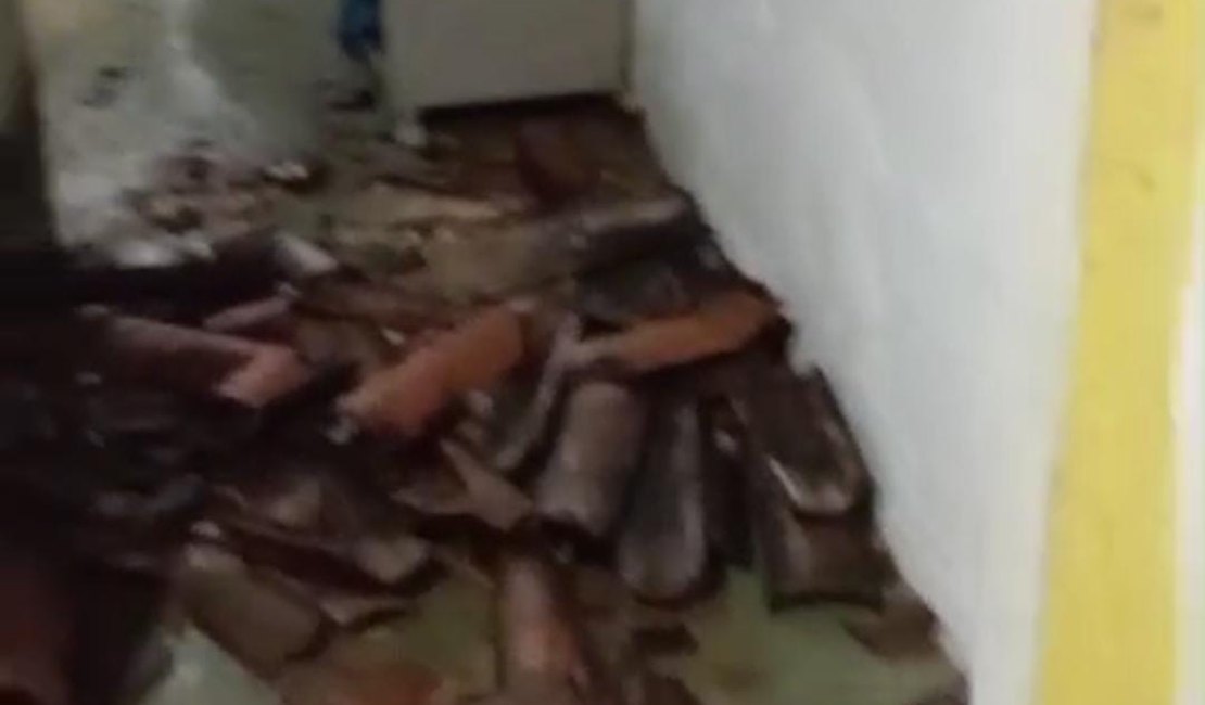 [Vídeo] Após chuvas, telhado de residência desaba e assusta moradores em Matriz de Camaragibe
