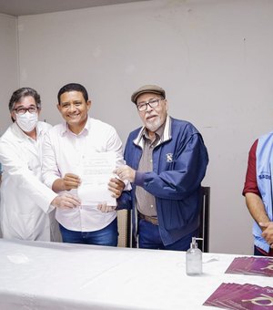 Prefeito Júlio Cezar assina Ordem de Serviço para construção de UTI Neonatal