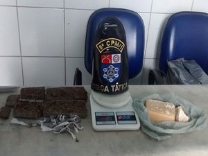 Dupla é presa com um quilo de drogas escondida dentro de residência 