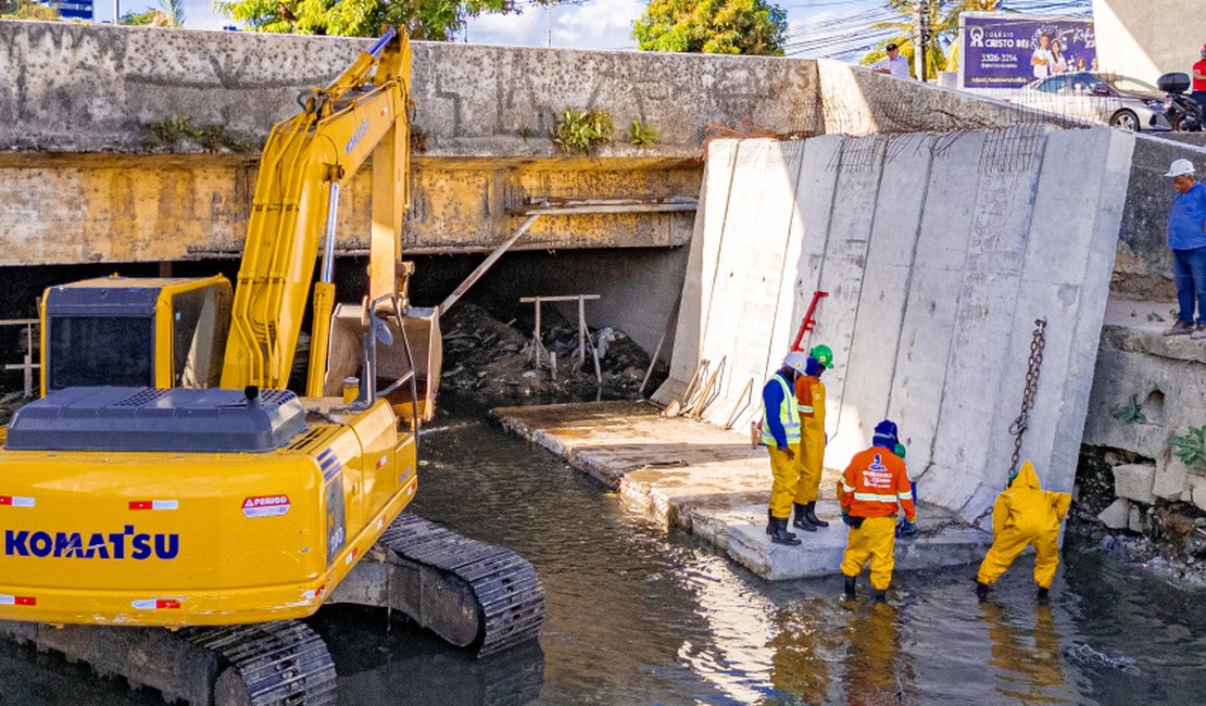 Prefeitura de Maceió começa a pôr placas para recompor paredes do canal do Riacho Salgadinho