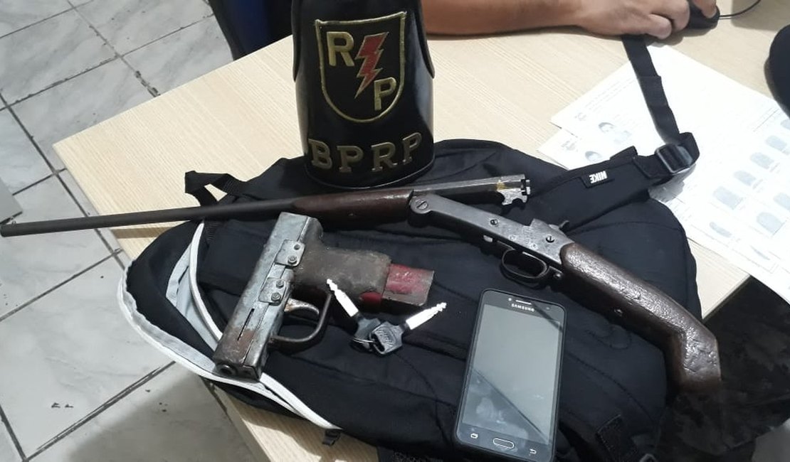 PM apreende espingarda e pistola falsa em Rio Largo