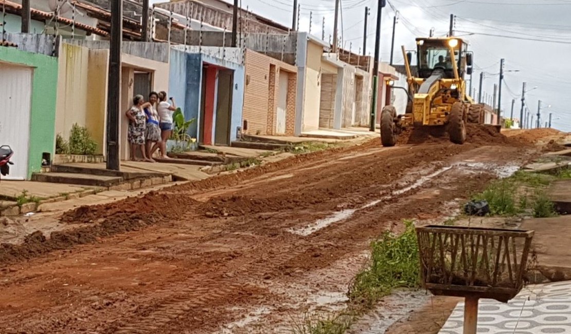 Prefeitura faz serviços de terraplanagem e drenagem em bairros de Arapiraca
