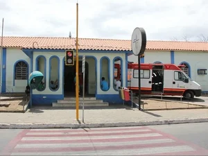 Indivíduo monitorado por tornozeleira eletrônica ataca policial penal e funcionários de hospital em Arapiraca