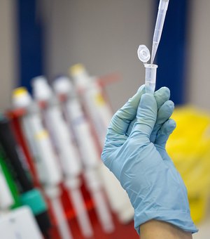 Vacina russa estará disponível a outros países em novembro, diz financiador