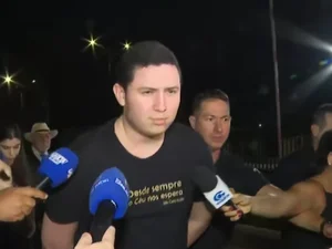 'Vitinho', suspeito de dopar e estuprar jovem, chega à delegacia em Maceió
