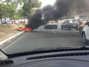 Manifestantes interditam Durval de Goés Monteiro em protesto contra falta d'água