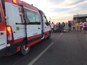 Casal que seguia para o trabalho sofre acidente de moto