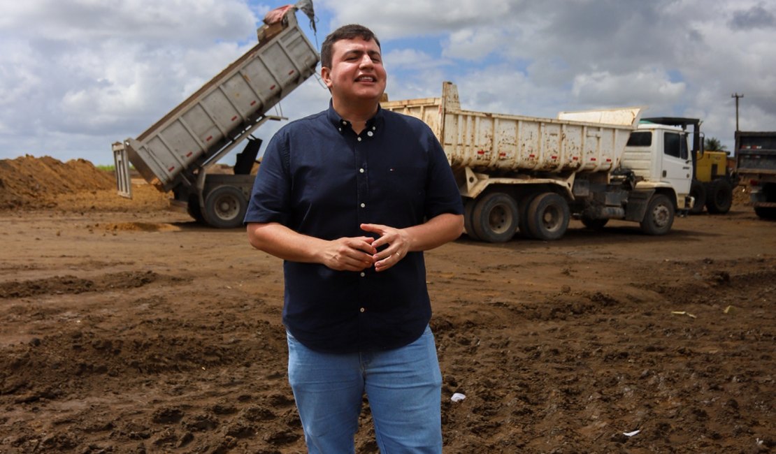 Prefeito Carlos visita início das obras do Novo Mercado de Rio Largo