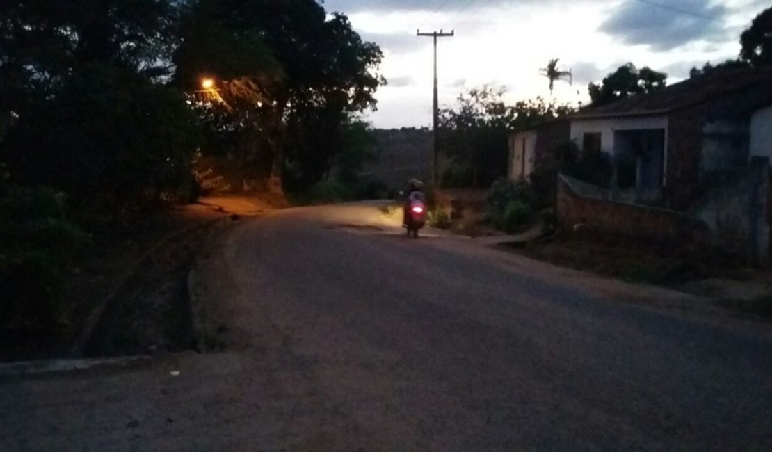 Criminosos fazem emboscada e roubam moto na zona rural de Arapiraca