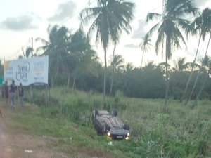 Carro entra no ponto cego de carreta, sai da pista e capota na Barra Nova