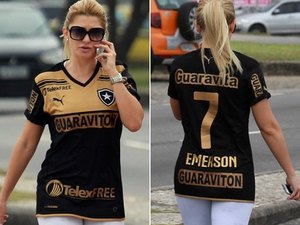 Antônia Fontenelle caminha na orla com camisa do ex