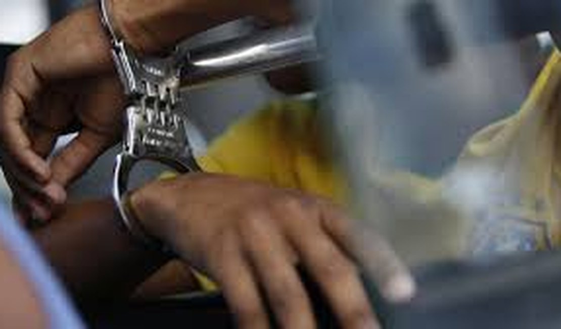 Uma mulher e três homens são presos com drogas em operações distintas em Maceió
