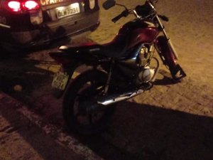 Motocicleta abandonada no Centro de Arapiraca é recuperada pela Polícia Militar