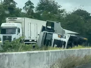 Caminhão da Shopee tomba na BR-101 e pode atrasar entregas em Alagoas