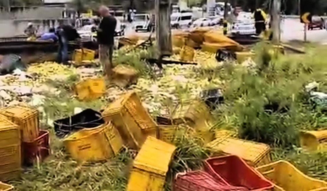 Carreta com carga de frutas e verduras tomba na rodovia BR-316 na Ladeira do Catolé