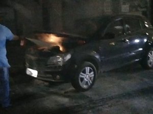 Carro pega fogo após colisão no Centro de Arapiraca