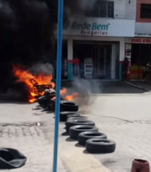 [Vídeo] Moradores realizam protesto no bairro da Levada