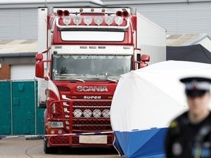 Polícia britânica prende motorista após achar 39 corpos em caminhão
