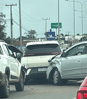 Engavetamento entre quatro veículos é registrado na AL-110, em Arapiraca