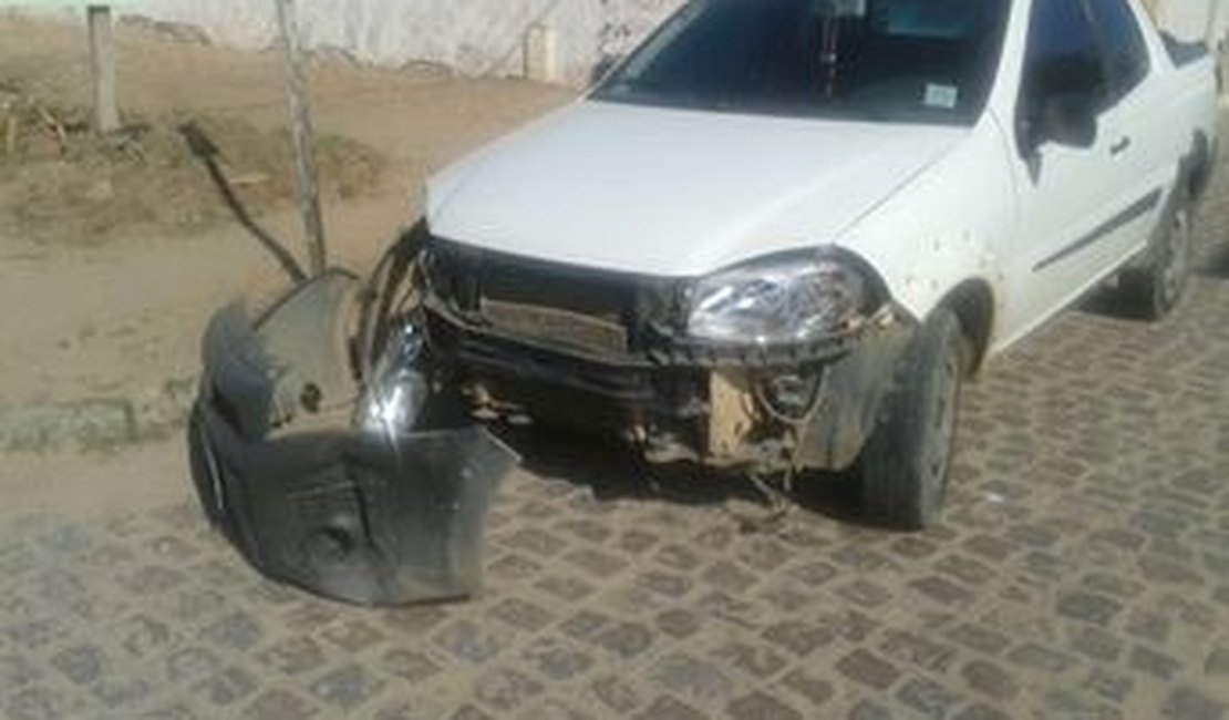 Sem respeitar sinalização, motorista colide com moto e deixa um homem ferido